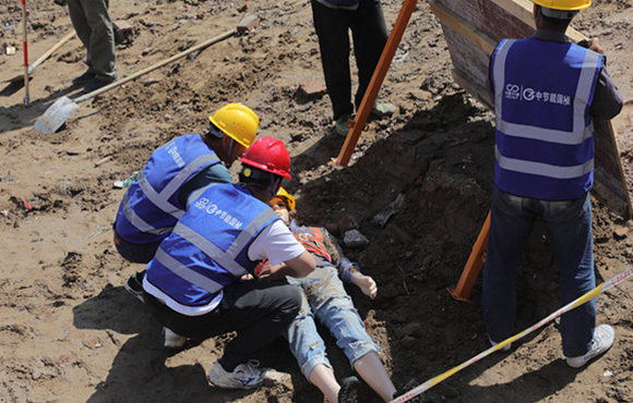 工程公司舉辦“安全生產(chǎn)月”啟動(dòng)會(huì)暨邊坡坍塌事故應(yīng)急演練